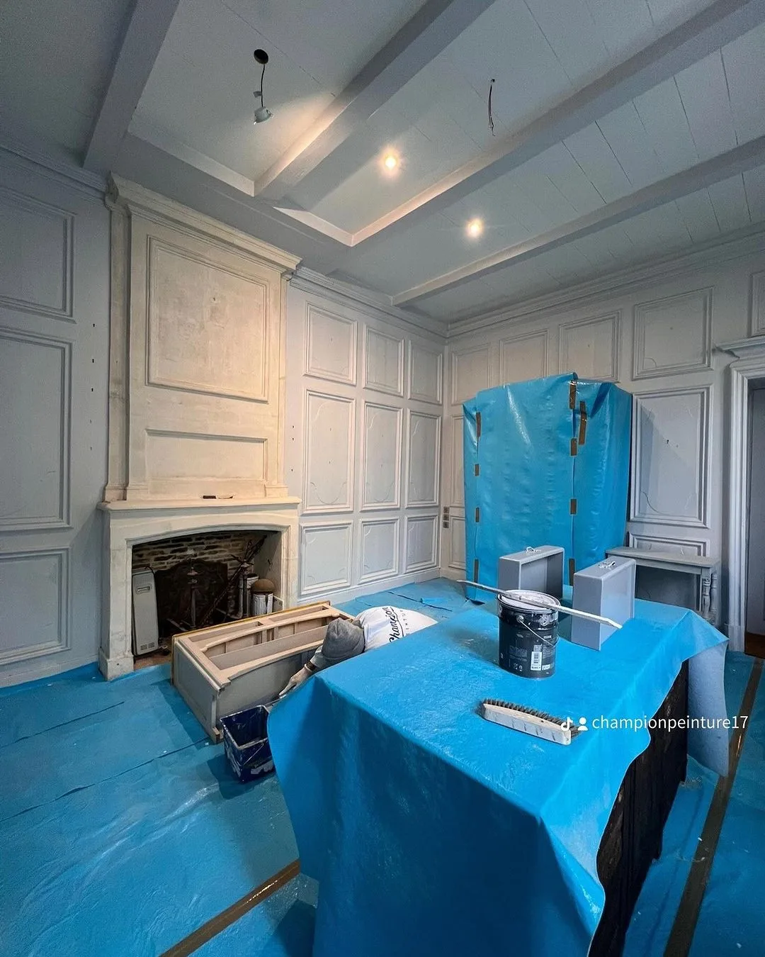 Rénovations peintures en cours @hotel_labaronnie 

#peinture #travauxpeinture #renovationpeinture #hotellabaronnie #iledere #stmartinderé #deco #goodjob #escaliers #moulures #championpeinture