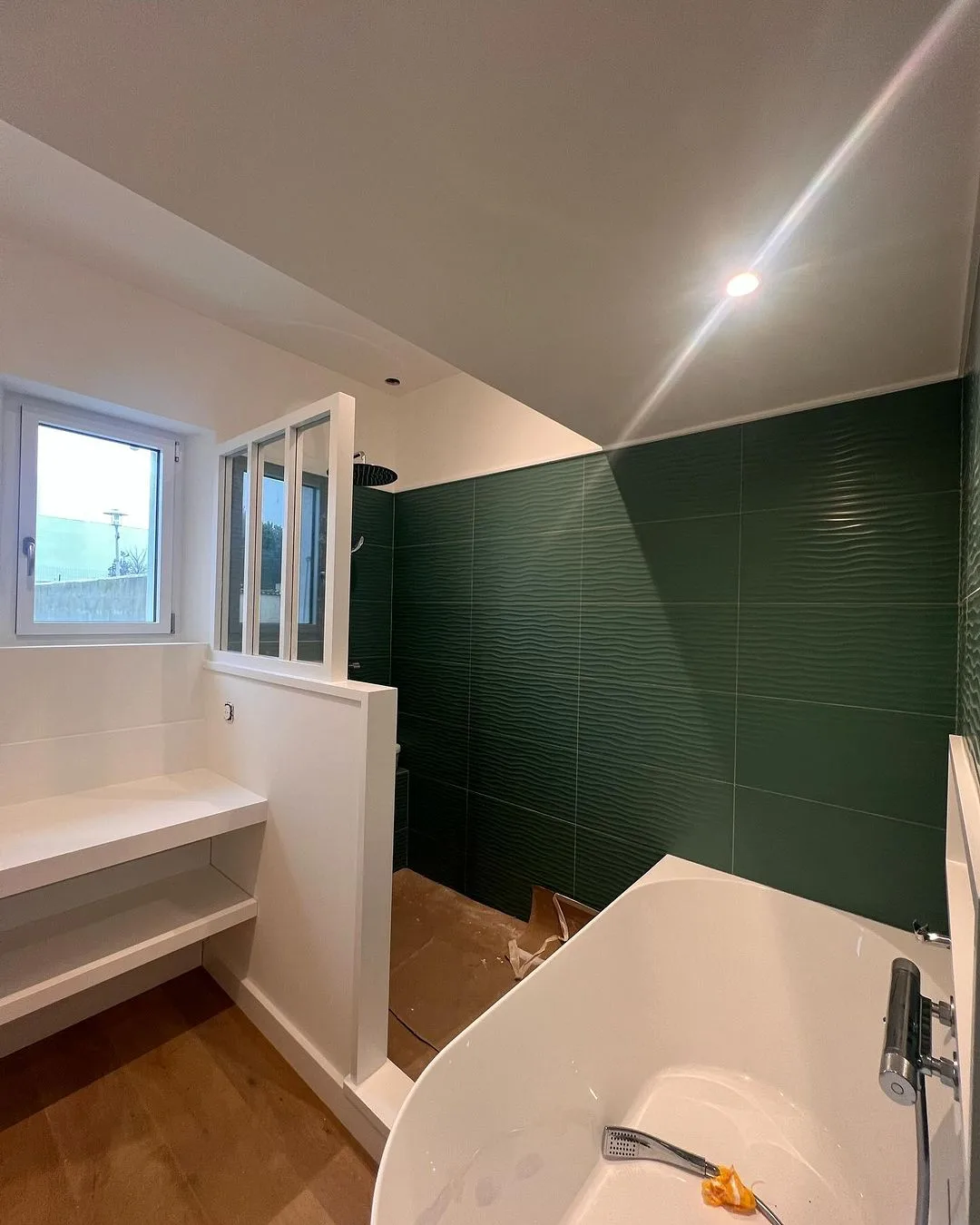 Rénovation peinture en cours pour la sarl l’Epicea - île de ré #peinture #chantierencours #chantierpeinture #rénovation #renopeinture #iledere #maisonilederé #wip #championpeinture