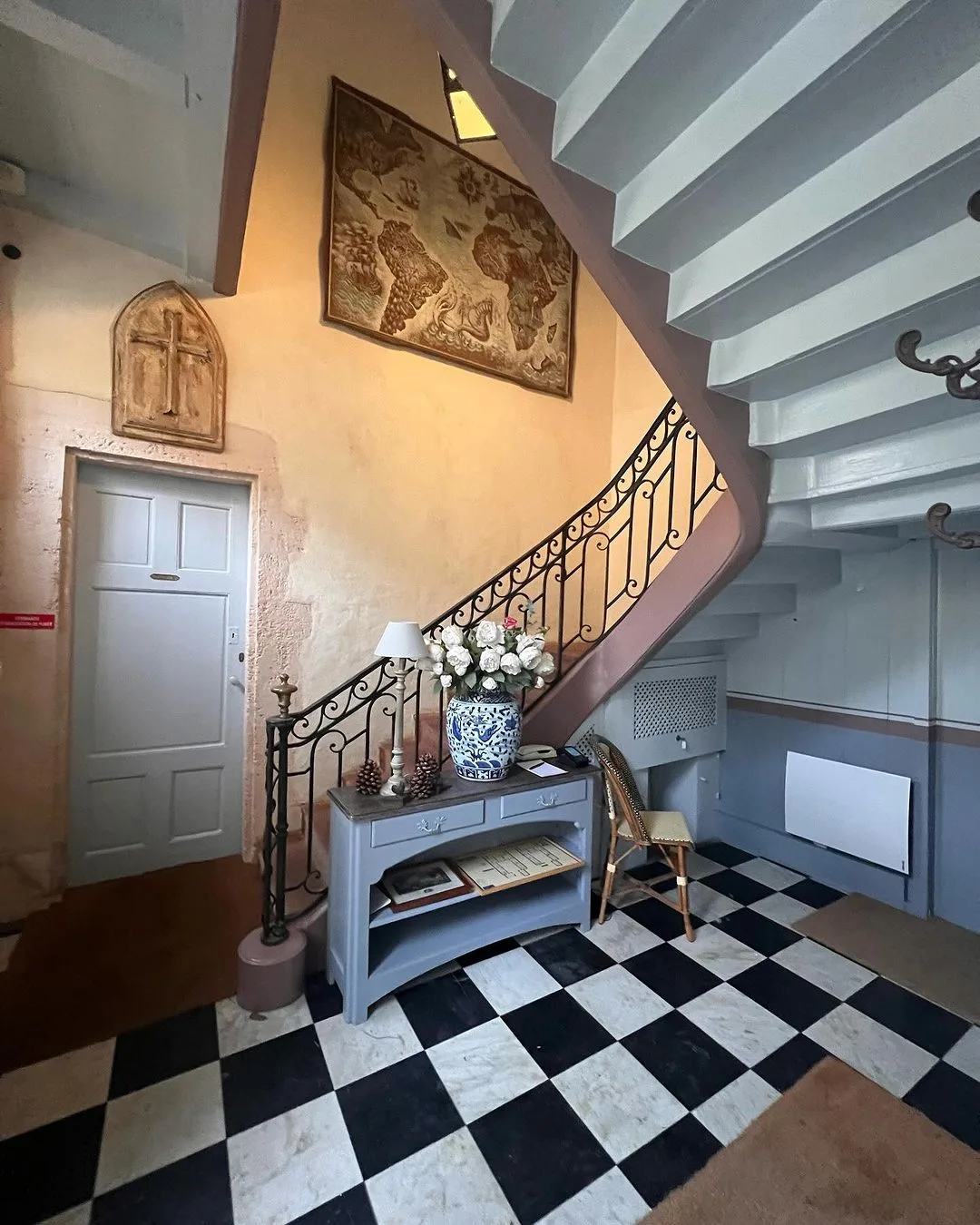 Les rénovations suivent leur cours à @hotel_labaronnie 

#peinture #chantierencours #chantierpeinture #peintureintérieure #hôtel #spa #déco #ilederé #wip #championpeinture #renovationpeinture